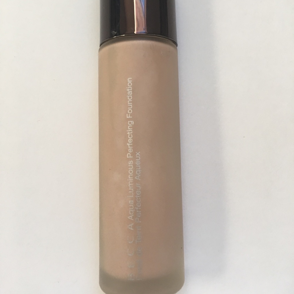 Aqua luminous. foundation